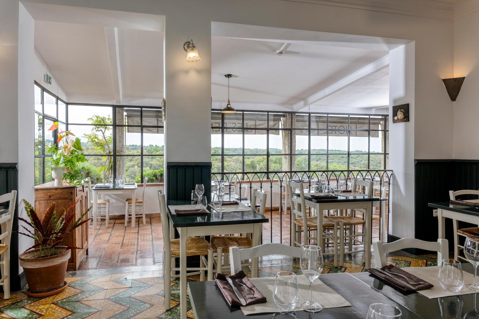 Hotel Restaurant Les Remparts ヴナスク エクステリア 写真