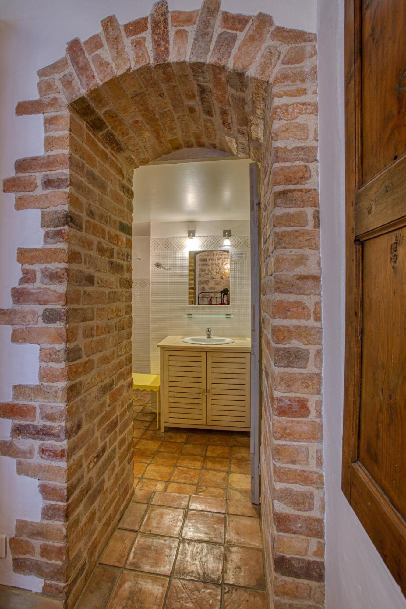 Hotel Restaurant Les Remparts ヴナスク エクステリア 写真
